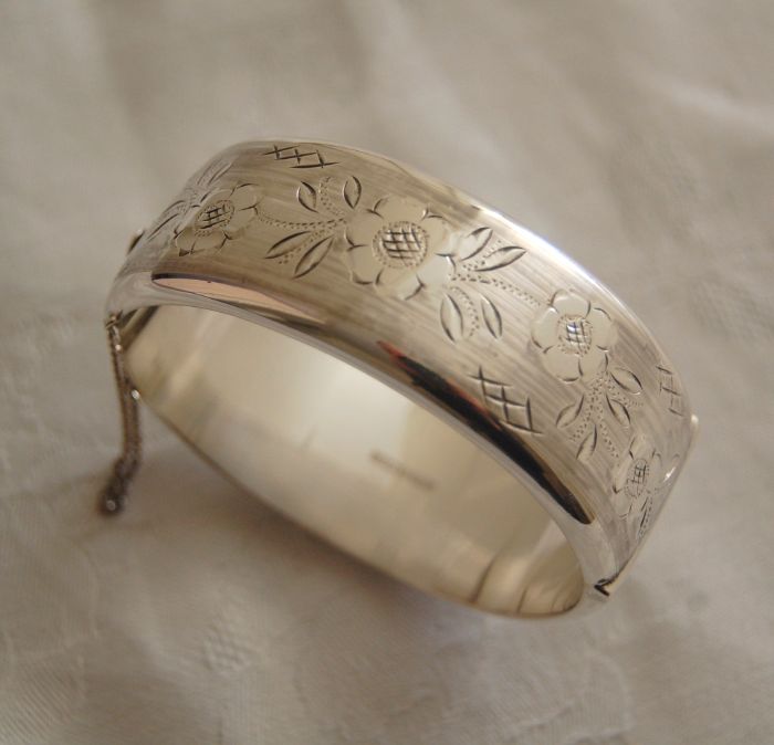 Elizabeth II Oval Silver Bracelet