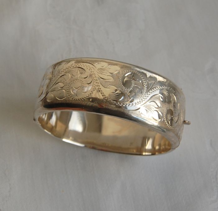 Elizabeth II oval silver bracelet