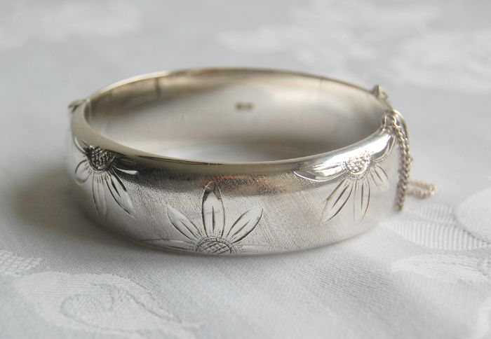 Elizabeth II Oval Silver Bracelet