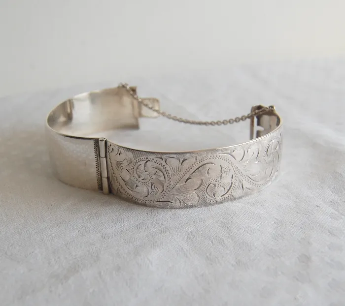 Elizabeth II oval silver bracelet