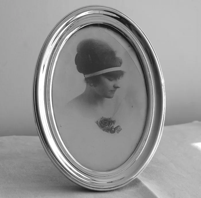 Oval White Metal Photograph Frame